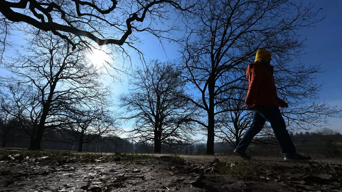 Am Wochenende erwarten die Menschen zweistellige Temperaturen.  - Bild: Bernd Weißbrod/dpa