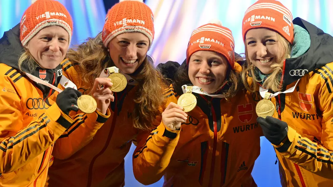 Franziska Hildebrand, Vanessa Hinz, Laura Dahlmeier und Franziska Preuß mit ihren Goldmedaillen 2015. - Bild: picture alliance / dpa