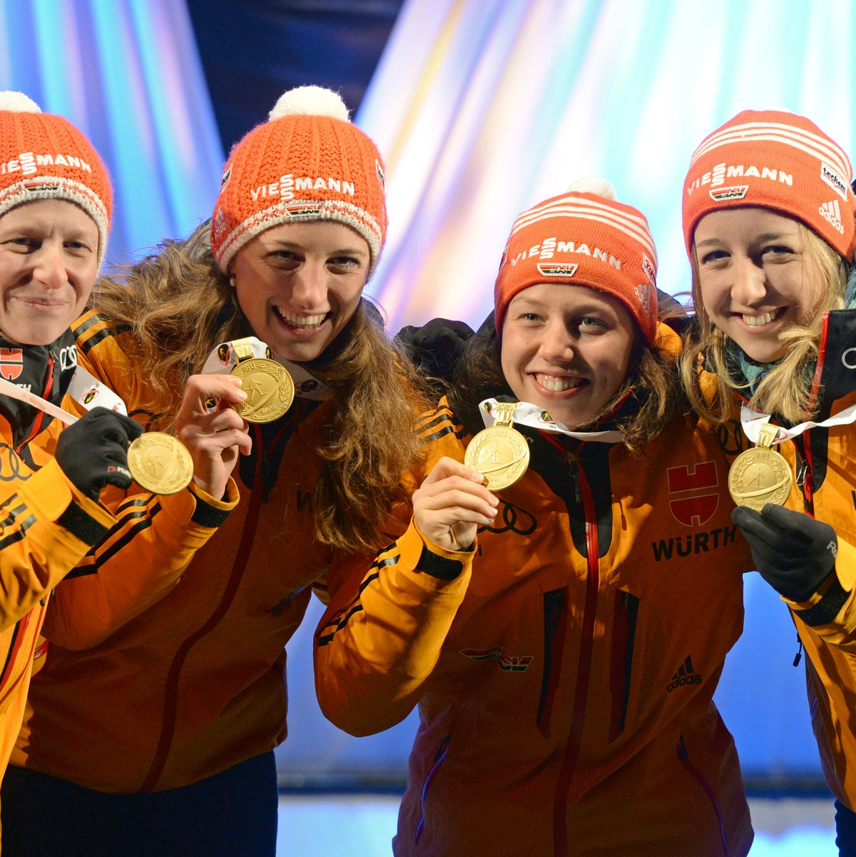 Franziska Hildebrand, Vanessa Hinz, Laura Dahlmeier und Franziska Preuß mit ihren Goldmedaillen 2015. - Foto: picture alliance / dpa