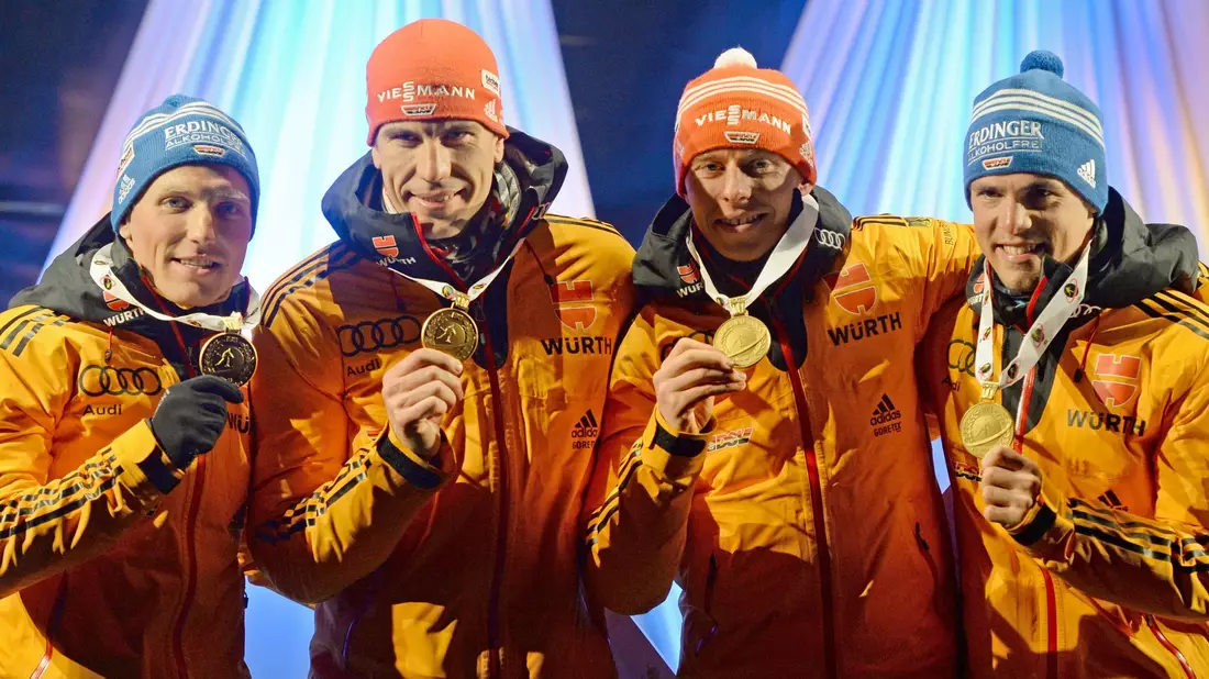 2015 holten Erik Lesser (links) mit Arnd Peiffer, Daniel Böhm und Simon Schempp das bislang letzte WM-Gold für die deutsche Männer-Staffel. - Bild: picture alliance / dpa