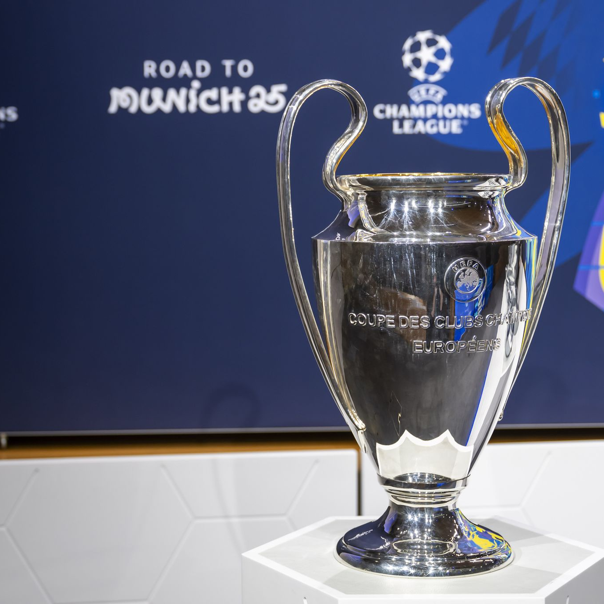 Das Objekt der Begierde: Der Henkelpokal. - Foto: Martial Trezzini/KEYSTONE/dpa