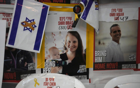 Die islamistische Hamas hat nach Angaben Israels statt der sterblichen Ăśberreste von Schiri Bibas eine unbekannte Leiche ĂĽbergeben. - Foto: Mahmoud Illean/AP/dpa Die islamistische Hamas hat nach Angaben Israels statt der sterblichen Ăśberreste von Schiri Bibas eine unbekannte Leiche ĂĽbergeben. - Foto: Mahmoud Illean/AP/dpa