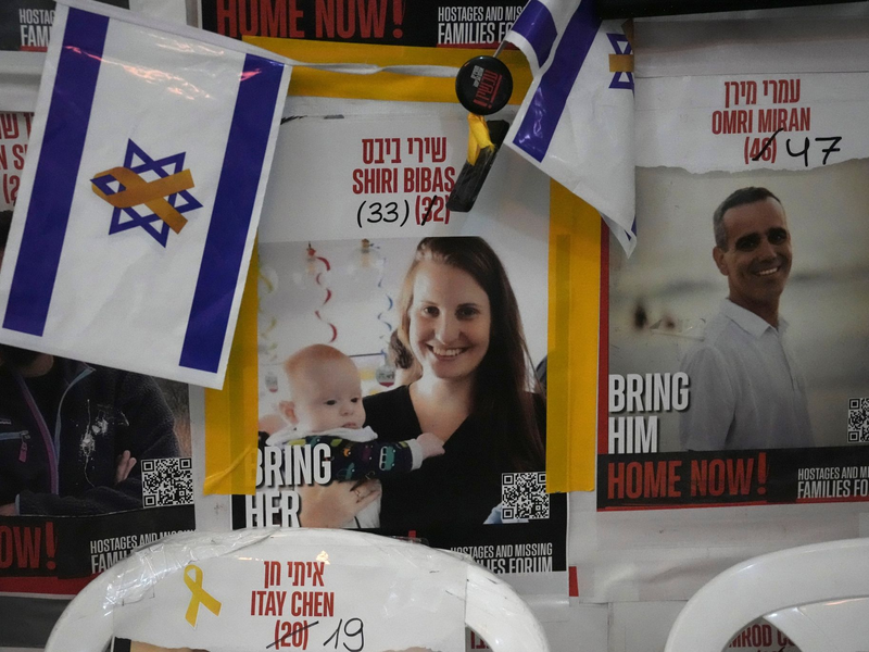 Die islamistische Hamas hat nach eigenen Angaben die Leiche der Geisel Schiri Bibas an das Rote Kreuz übergeben.  - Foto: Mahmoud Illean/AP/dpa