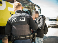 Bundespolizeidirektion München: Busreisende unerlaubt eingereist und von Justizbehörden gesucht/ Bundespolizei vollstreckt zwei Haftbefehle - Foto: presseportal.de