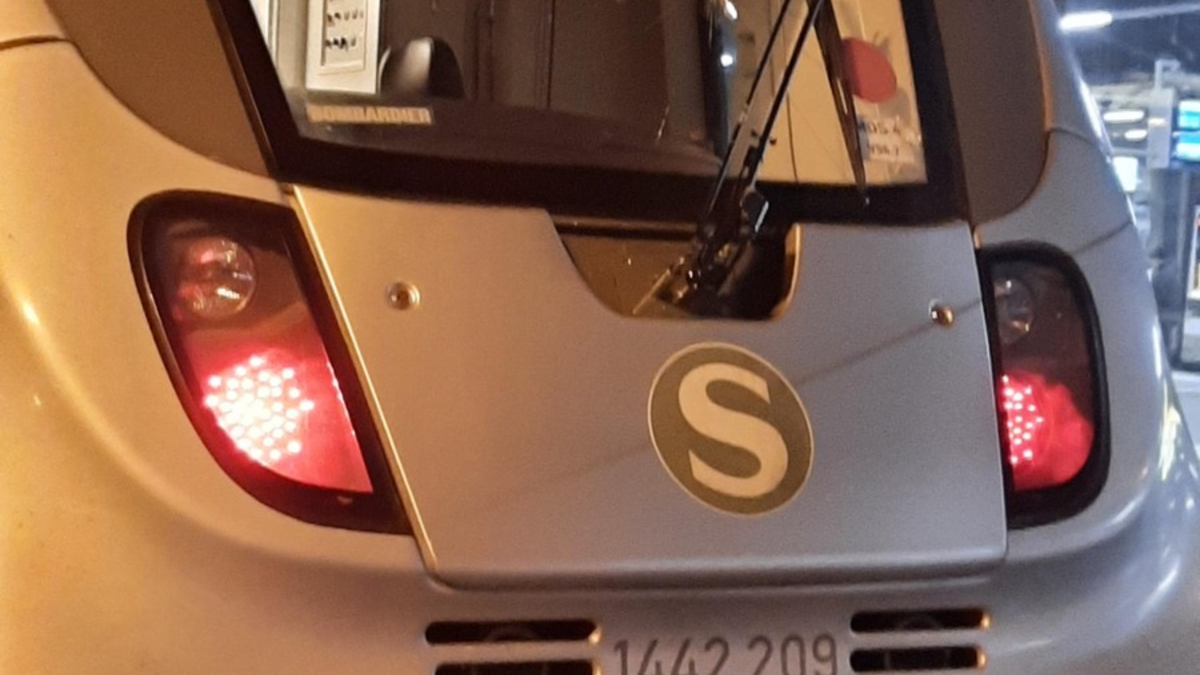 BPOLI MD: Unbekannte Täter bewerfen S-Bahn mit Steinen: Einschlag auf Frontscheibe - Wer hat etwas gesehen? - Foto: presseportal.de