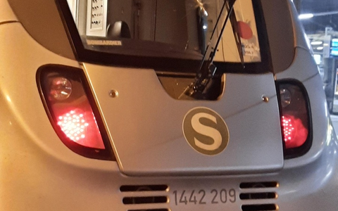 BPOLI MD: Unbekannte TĂ€ter bewerfen S-Bahn mit Steinen: Einschlag auf Frontscheibe - Wer hat etwas gesehen? - Foto: presseportal.de BPOLI MD: Unbekannte TĂ€ter bewerfen S-Bahn mit Steinen: Einschlag auf Frontscheibe - Wer hat etwas gesehen? - Foto: presseportal.de