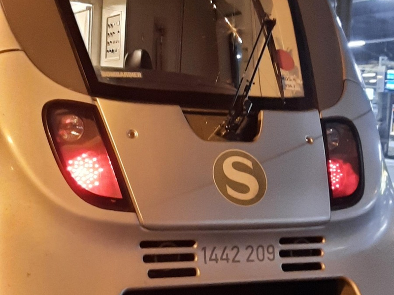 BPOLI MD: Unbekannte Täter bewerfen S-Bahn mit Steinen: Einschlag auf Frontscheibe - Wer hat etwas gesehen? - Foto: presseportal.de