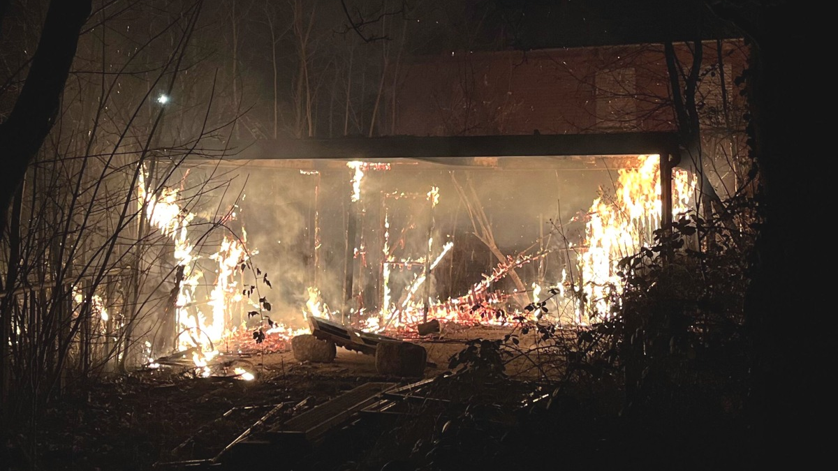 POL-MI: Unterstand brennt nieder - Foto: presseportal.de