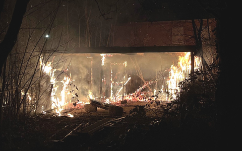 POL-MI: Unterstand brennt nieder - Foto: presseportal.de