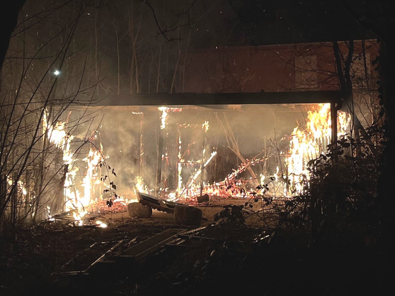 POL-MI: Unterstand brennt nieder - Foto: presseportal.de