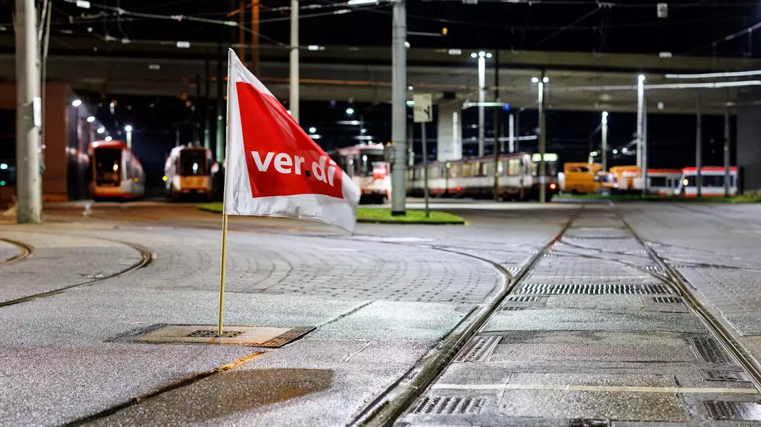 Seit 3 Uhr morgens steht der öffentliche Nahverkehr in mehreren Bundesländern still. - Bild: Christoph Reichwein/dpa