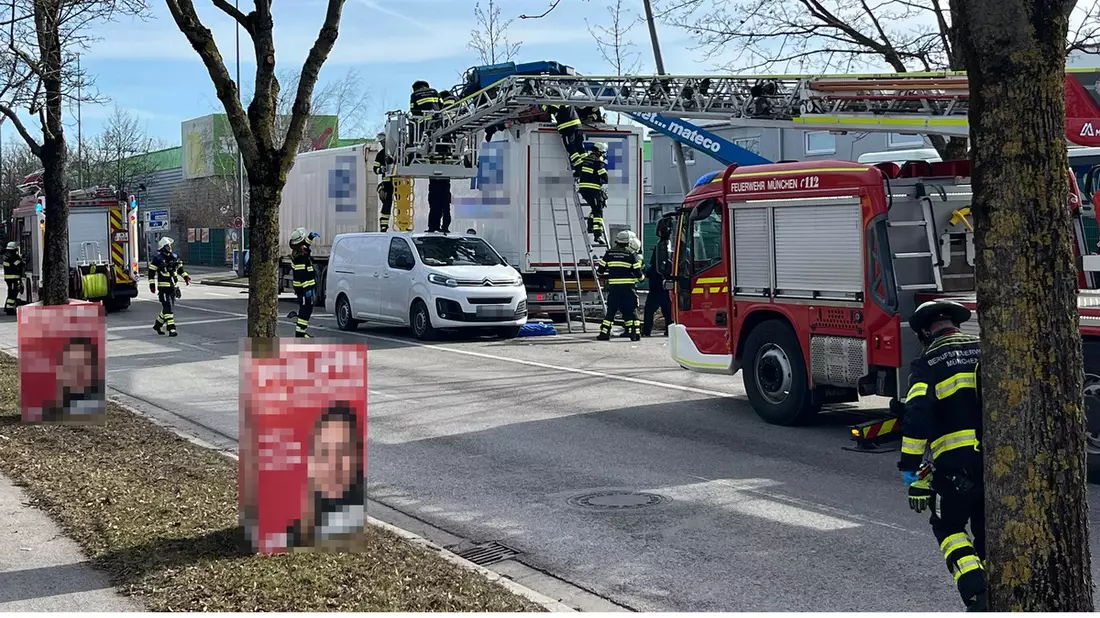 FW-M: Zwei Schwerverletzte bei Unfall - Ersthelfer leisten perfekte Hilfe (Freimann) - Bild: presseportal.de