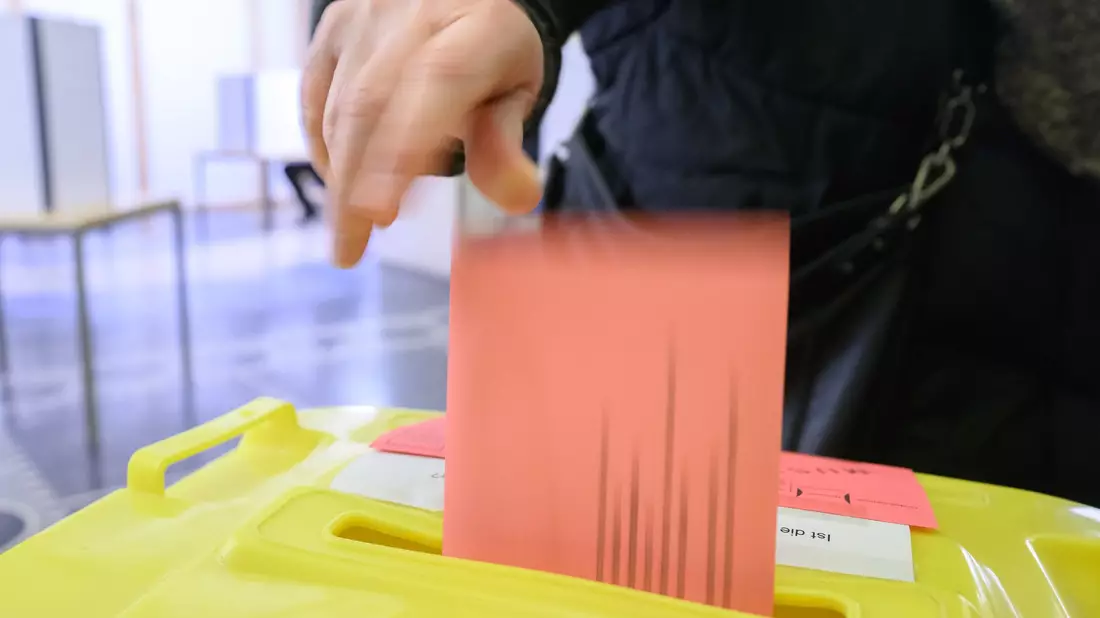 Manche haben schon gewählt, doch viele wissen noch nicht, wo sie am Sonntag ihr Kreuz machen werden. (Symbolbild) - Bild: Julian Stratenschulte/dpa
