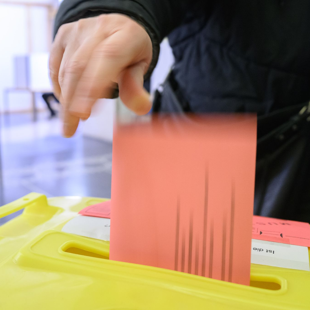 Manche haben schon gewählt, doch viele wissen noch nicht, wo sie am Sonntag ihr Kreuz machen werden. (Symbolbild) - Foto: Julian Stratenschulte/dpa