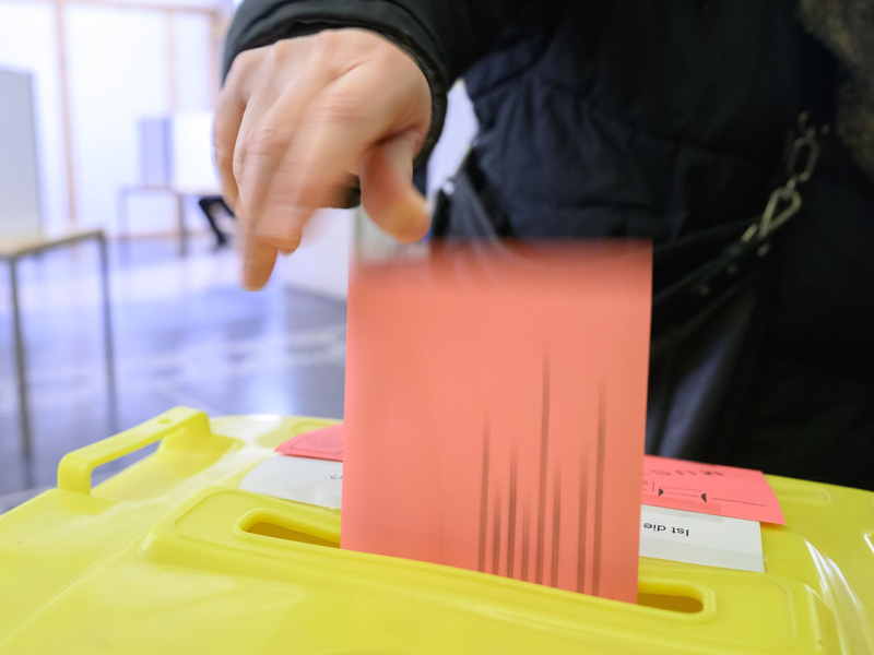 Manche haben schon gewählt, doch viele wissen noch nicht, wo sie am Sonntag ihr Kreuz machen werden. (Symbolbild) - Foto: Julian Stratenschulte/dpa
