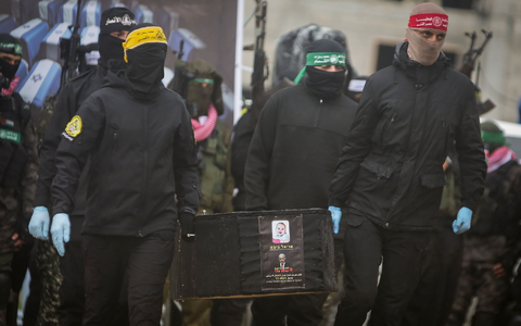 Israel hat der Hamas vorgeworfen, zwei kleine in den Gazastreifen verschleppte Jungen mit «bloßen Händen» ermordet zu haben. - Foto: Jehad Alshrafi/AP/dpa