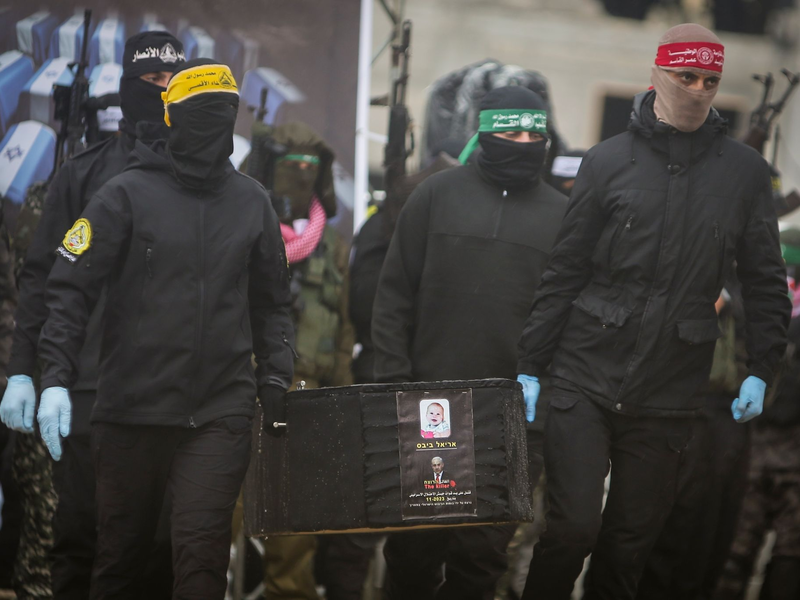 Israel hat der Hamas vorgeworfen, zwei kleine in den Gazastreifen verschleppte Jungen mit «bloßen Händen» ermordet zu haben. - Foto: Jehad Alshrafi/AP/dpa