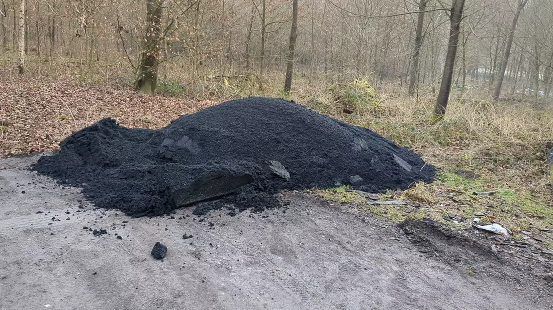 POL-LB: Renningen: Asphalt unerlaubt auf Waldparkplatz entsorgt - Bild: presseportal.de
