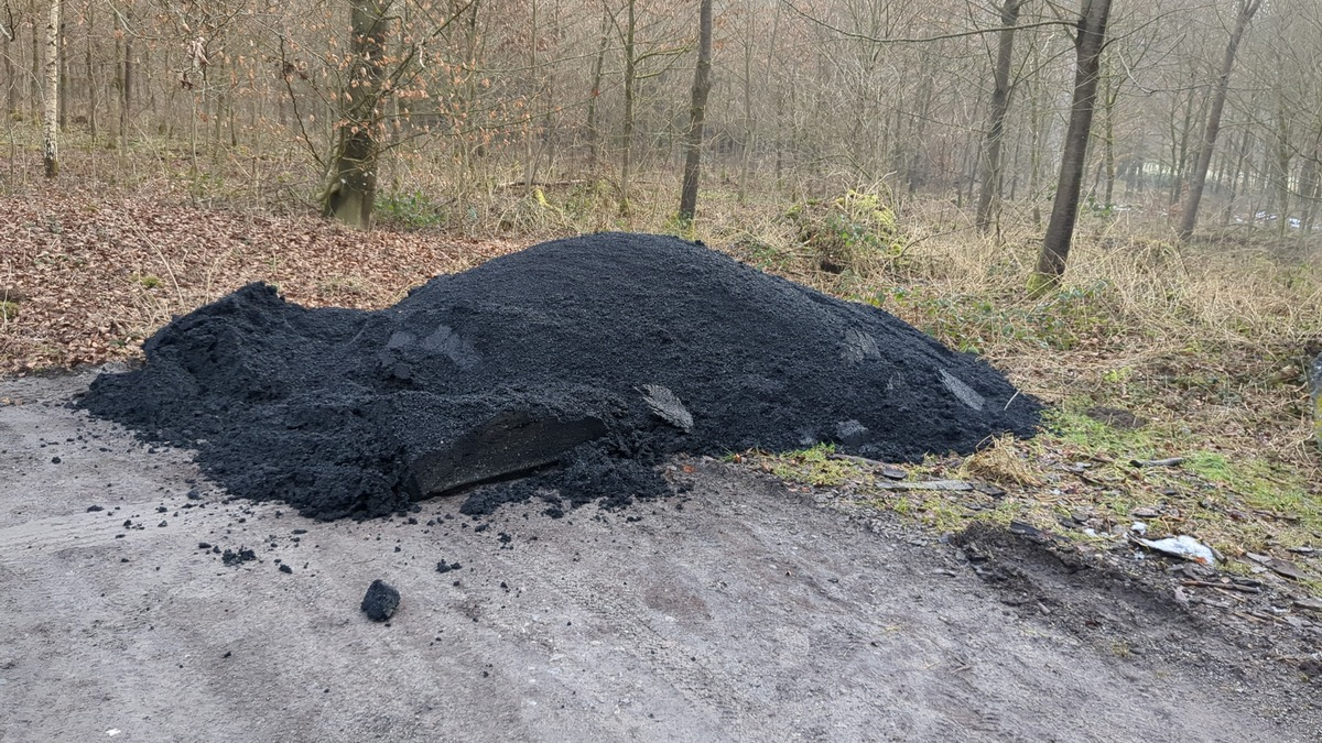 POL-LB: Renningen: Asphalt unerlaubt auf Waldparkplatz entsorgt - Foto: presseportal.de