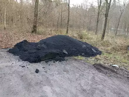 POL-LB: Renningen: Asphalt unerlaubt auf Waldparkplatz entsorgt - Foto: presseportal.de