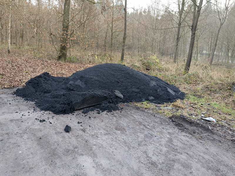 POL-LB: Renningen: Asphalt unerlaubt auf Waldparkplatz entsorgt - Foto: presseportal.de