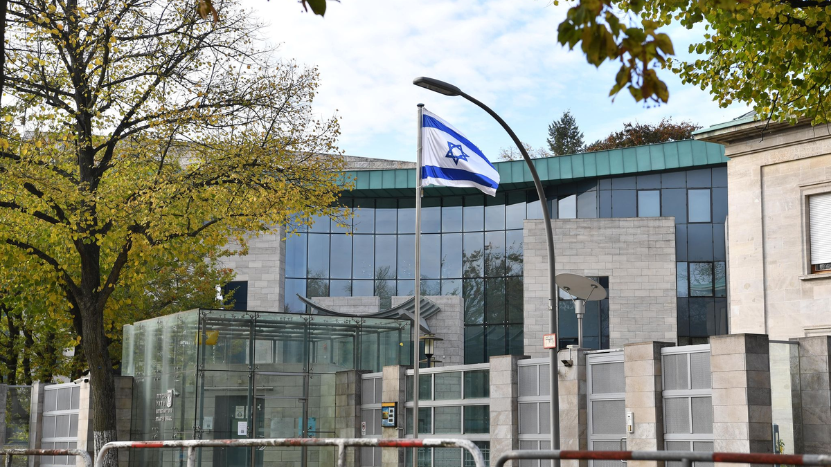 Anschlag auf die israelische Botschaft in Berlin vereitelt? Die Polizei n Brandenburg nahm einen 18-Jährigen unter Tatverdacht fest. (Archivbild) - Foto: Paul Zinken/dpa