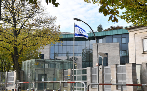Anschlag auf die israelische Botschaft in Berlin vereitelt? Die Polizei n Brandenburg nahm einen 18-Jährigen unter Tatverdacht fest. (Archivbild) - Foto: Paul Zinken/dpa