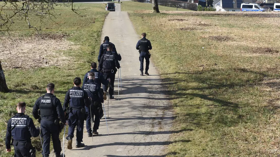 Wer war das tote Kind? Die Polizei ermittelt und sucht Spuren.  - Bild: Jonas Günther/dpa