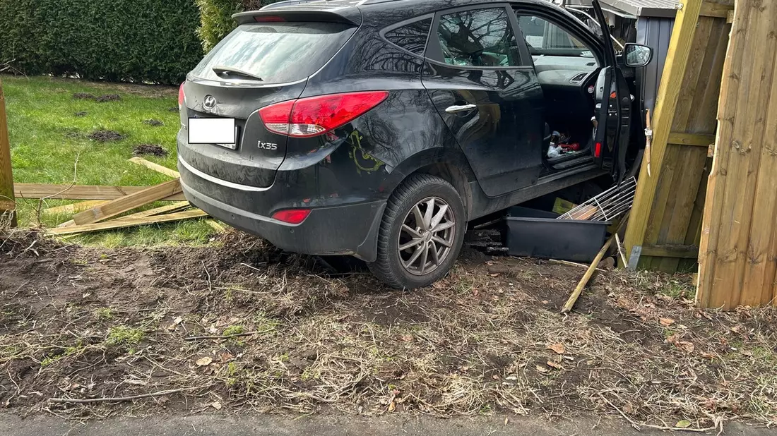 FW Dinslaken: Verkehrsunfall mit zwei PKW - Bild: presseportal.de