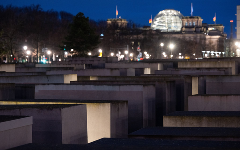  Rettungskräfte betreuen vor Ort mehrere Menschen. (Archivbild) - Foto: Sebastian Christoph Gollnow/dpa