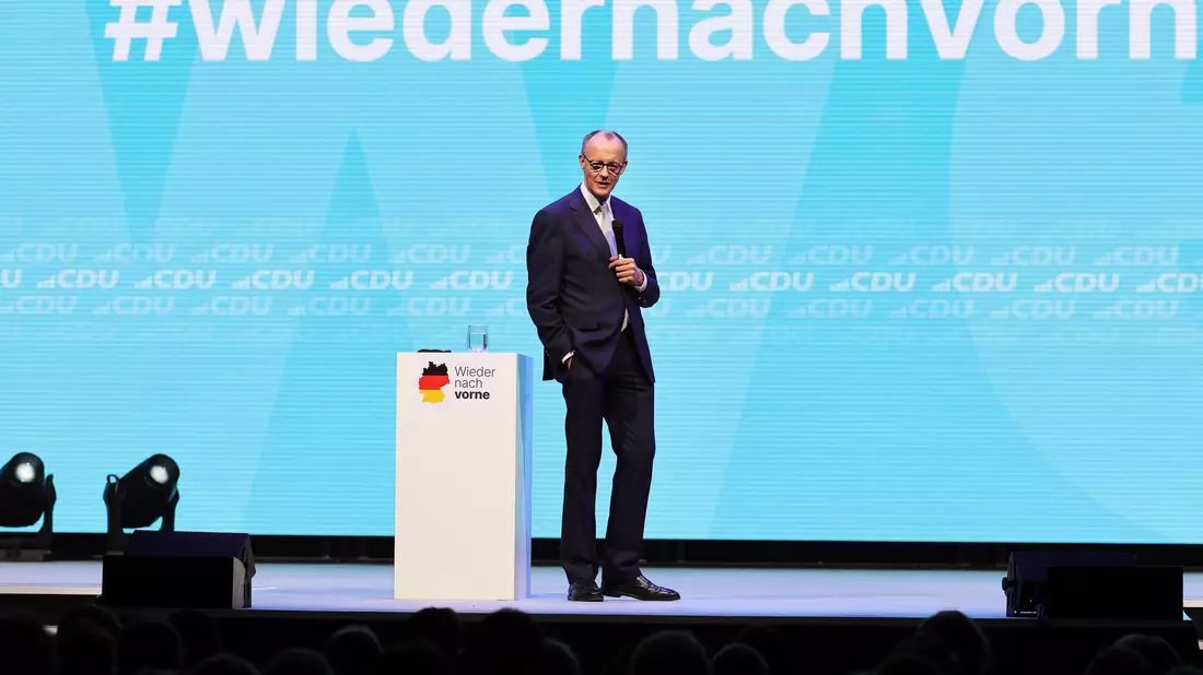 Merz zeigt sich siegessicher bei CDU-Wahlkampf in Oberhausen.  - Bild: Rolf Vennenbernd/dpa