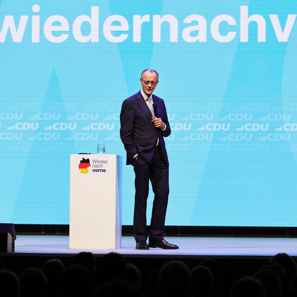 Merz zeigt sich siegessicher bei CDU-Wahlkampf in Oberhausen.  - Foto: Rolf Vennenbernd/dpa