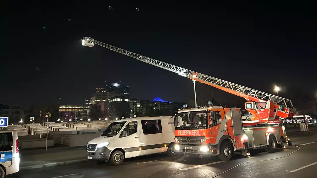 Am Denkmal für die ermordeten Juden Europas in Berlin-Mitte ist ein Mann schwer verletzt worden. - Bild: Marion van der Kraats/dpa-Zentralbild/dpa