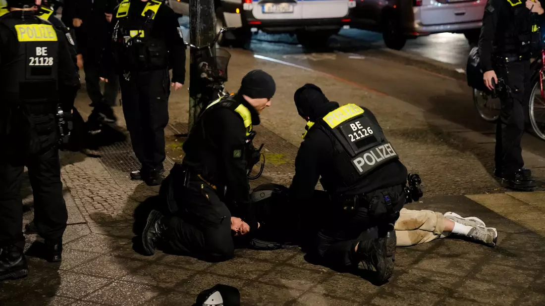 Die Staatswanwaltschaft geht von einer religiösen Motivation des mutmaßlichen Täters aus und spricht von einem Zusammenhang mit dem Nahost-Konflikt. - Bild: Ebrahim Noroozi/AP/dpa