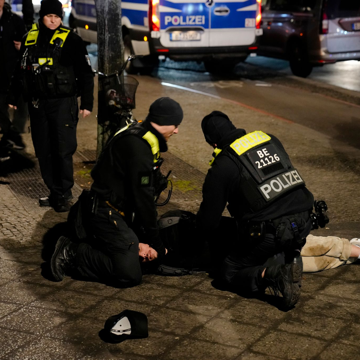 Nach der Attacke am Holocaust-Denkmal in Berlin hat die Polizei einen Verdächtigen festgenommen. - Foto: Ebrahim Noroozi/AP/dpa