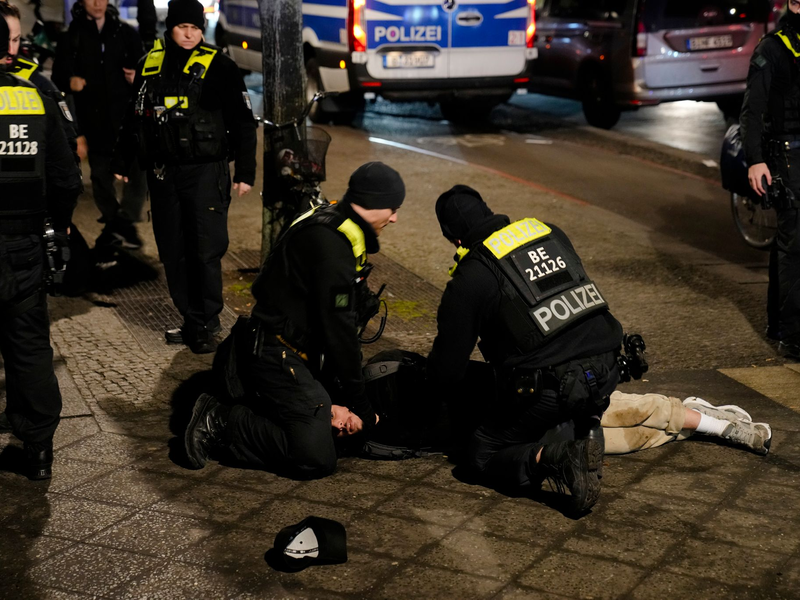 Die Staatswanwaltschaft geht von einer religiösen Motivation des mutmaßlichen Täters aus und spricht von einem Zusammenhang mit dem Nahost-Konflikt. - Foto: Ebrahim Noroozi/AP/dpa