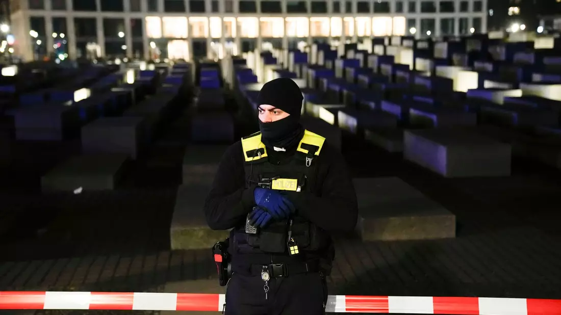 Im Februar wird ein spanischer Tourist am Holocaust-Mahnmal in Berlin mit einem Messer angegriffen und schwer verletzt. Die Bundesanwaltschaft wirft dem Tatverdächtigen, einem 19-jährigen Flüchtling aus Syrien, vor, aus einer radikal-islamistischen und antisemitischen Überzeugung heraus gehandelt zu haben. - Bild: Markus Schreiber/AP/dpa