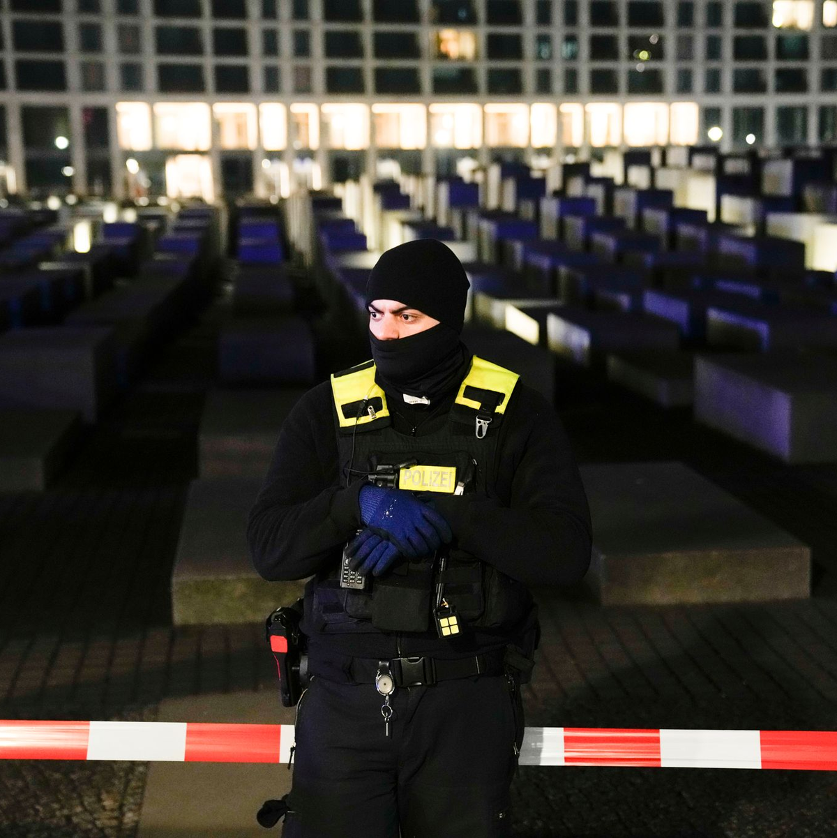 Die Polizei suchte mit einem Großaufgebot nach dem Täter.  - Foto: Markus Schreiber/AP/dpa