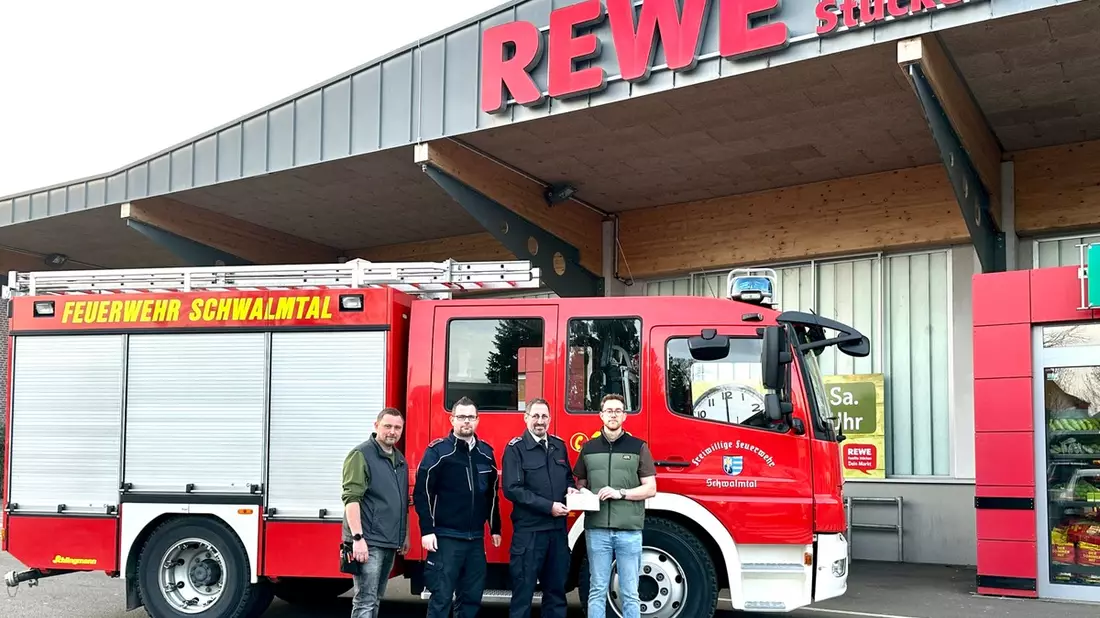 FFW Schwalmtal: Pfandbon-Sammelaktion von REWE Stücken in Amern: 1.300 Euro für die Feuerwehr Schwalmtal gespendet - Bild: presseportal.de