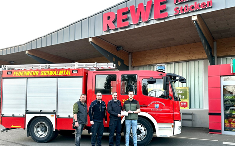FFW Schwalmtal: Pfandbon-Sammelaktion von REWE Stücken in Amern: 1.300 Euro für die Feuerwehr Schwalmtal gespendet - Foto: presseportal.de