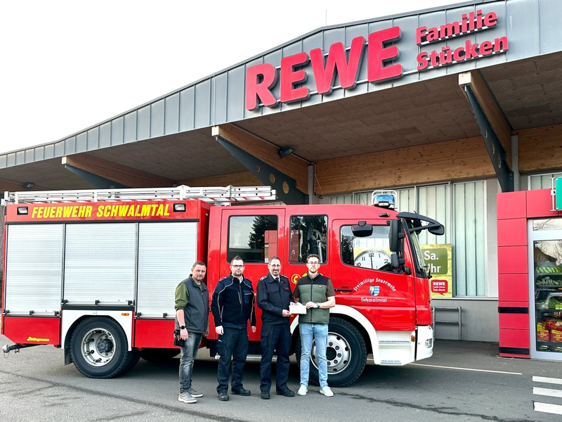 FFW Schwalmtal: Pfandbon-Sammelaktion von REWE Stücken in Amern: 1.300 Euro für die Feuerwehr Schwalmtal gespendet - Foto: presseportal.de