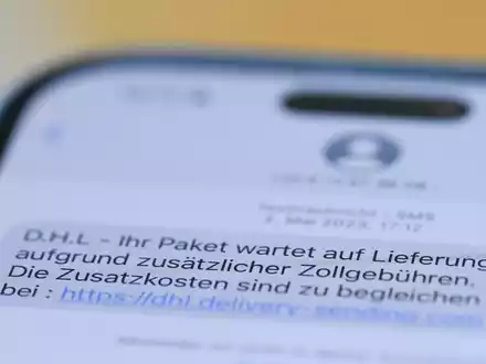 Die Deutsche Telekom will vom 1. April an betrügerischen SMS blockieren. - Foto: Wolf von Dewitz/dpa-Zentralbild/dpa