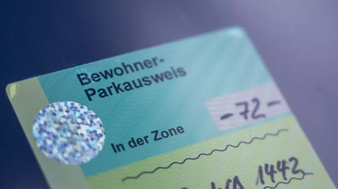 In vielen Orten ist der Anwohner-Parkausweis aus Sicht der Deutschen Umwelthilfe zu günstig. (Archivbild) - Bild: Monika Skolimowska/dpa
