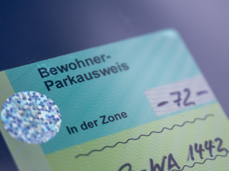 In vielen Orten ist der Anwohner-Parkausweis aus Sicht der Deutschen Umwelthilfe zu günstig. (Archivbild) - Foto: Monika Skolimowska/dpa