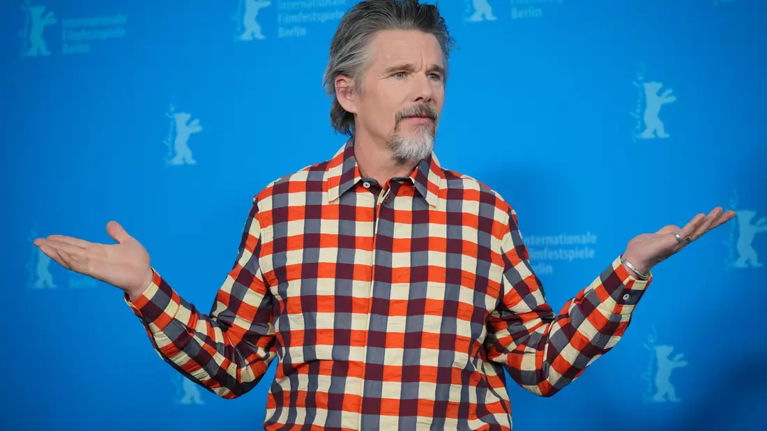 Ethan Hawke ist der Protagonist des Wettbewerb-Films «Blue Moon». (Archivbild) - Bild: Soeren Stache/dpa