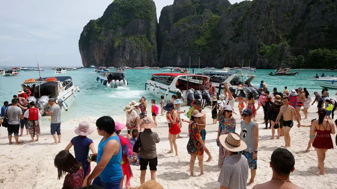 Im Jahr 2000 löste bereits der Film «The Beach» von Danny Boyle einen Touristenansturm aus. Opfer war die «Maya Bay» auf Phi Phi Island. (Archivbild) - Bild: Sakchai Lalit/AP/dpa