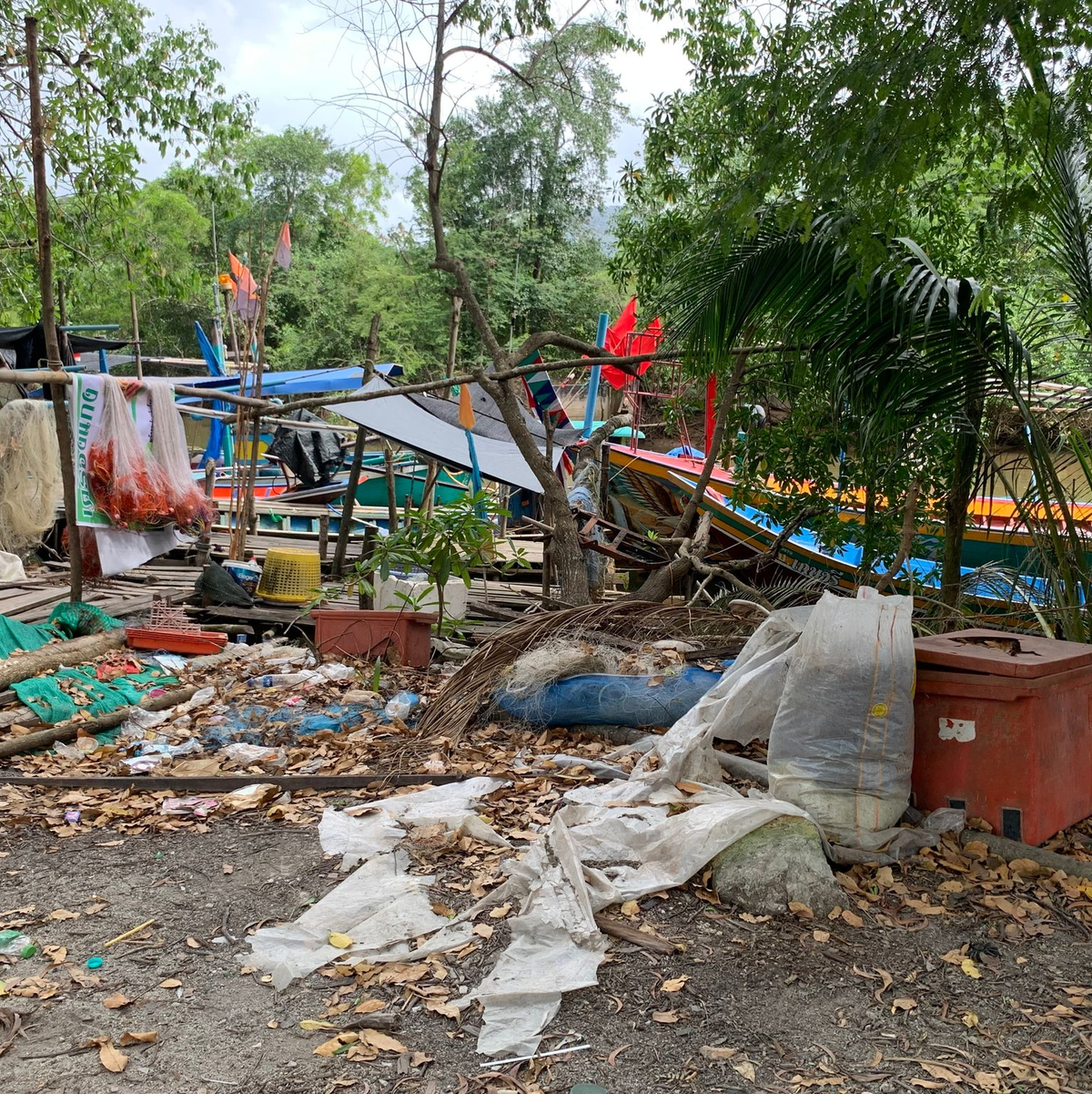 Nicht weit von den Luxusresorts findet sich häufig Müll mitten in der Landschaft.  - Foto: -/dpa