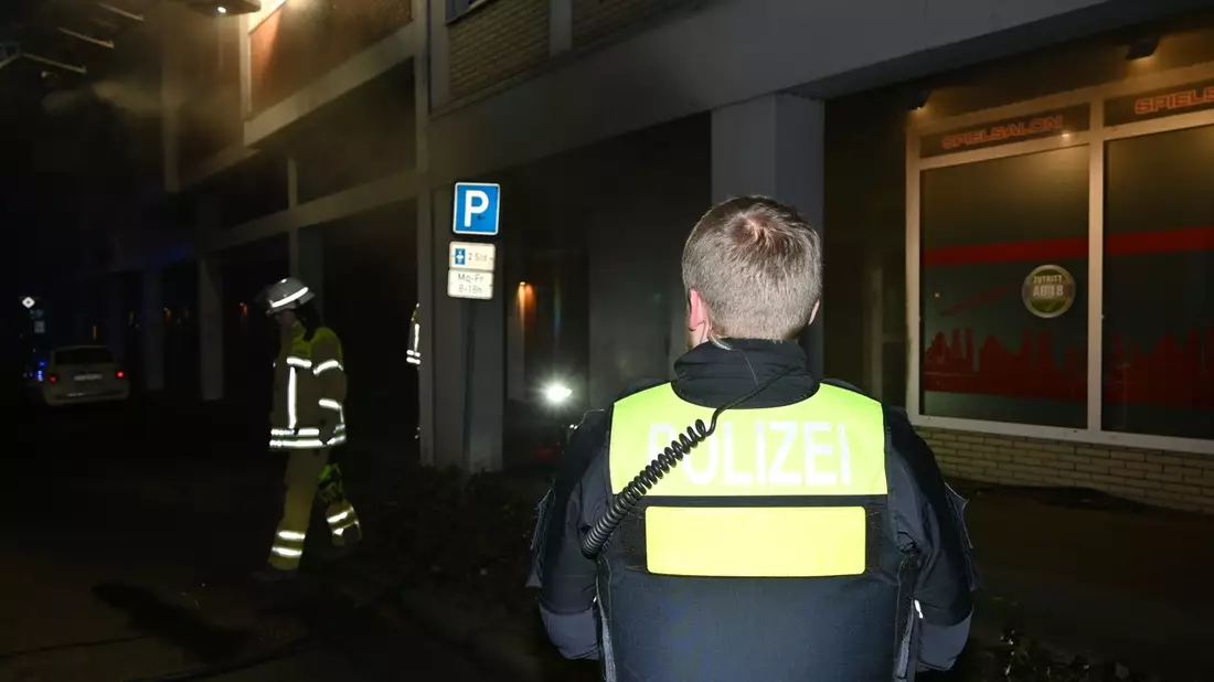 POL-STD: Feuer im Eingangsbereich eines Wohn- und Geschäftshauses in Stade schnell gelöscht - Bild: presseportal.de