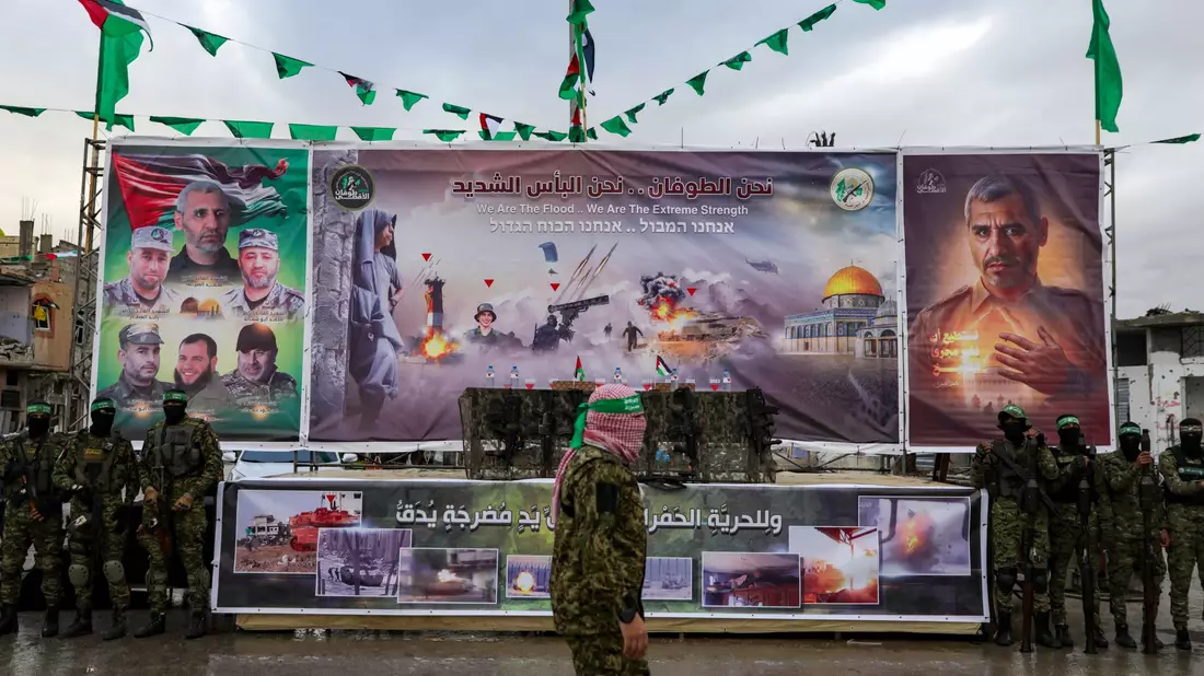 Vermummte und bewaffnete Mitglieder der Terrororganisation Hamas. - Bild: Jehad Alshrafi/AP/dpa