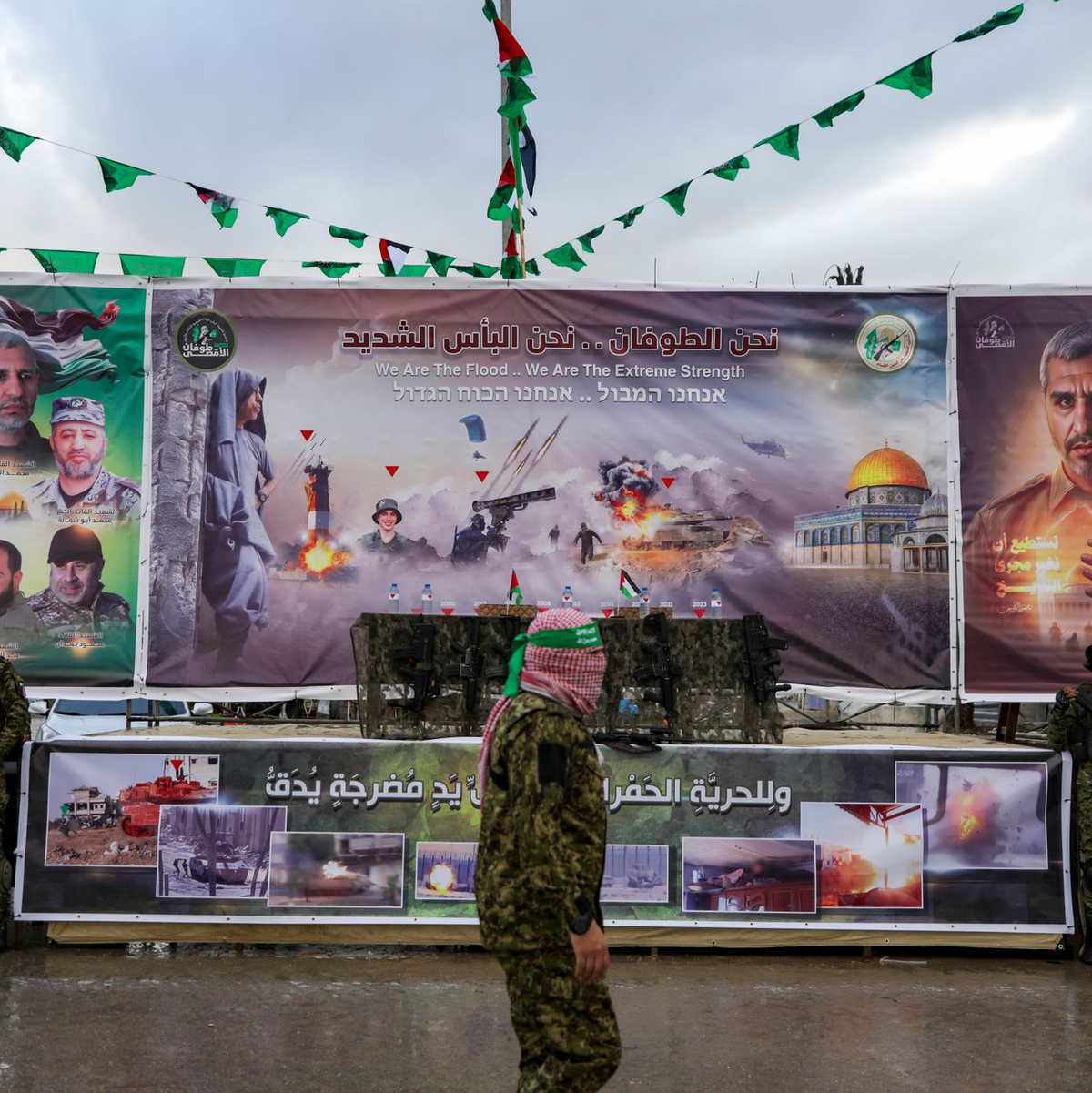 Vermummte und bewaffnete Mitglieder der Terrororganisation Hamas. - Foto: Jehad Alshrafi/AP/dpa